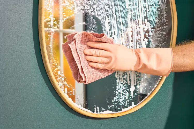 SPR cleaning glass surfaces without streaks using dish soap 11808108 hero 6ad0d65219944990a5a11e834d22328f